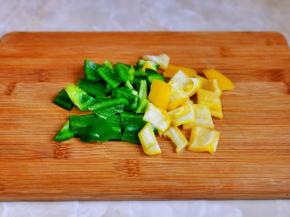 彩椒洗净去籽，切小块。