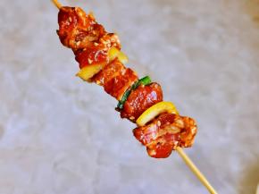 取一根竹签，一块肉，一块彩椒这样串起来。