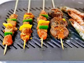 照烧炉烤盘刷油，放上肉串不用管啦！