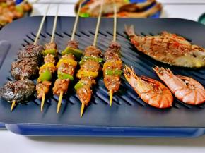 6成熟时刷上一层食用油，撒上白芝麻，辣椒末，健康无油烟烧烤，在家轻松做。