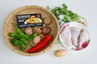 食材：鸡肉、香菇、红辣椒、青辣椒、生姜、大蒜、香菜、食用盐、黄焖鸡酱料。