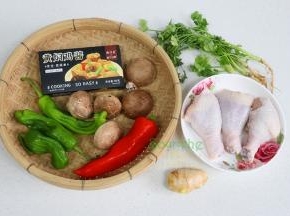 食材：鸡肉、香菇、红辣椒、青辣椒、生姜、大蒜、香菜、食用盐、黄焖鸡酱料。