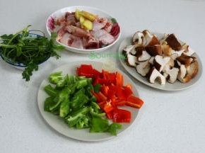 食材准备：红辣椒、青辣椒，分别清洗干净，切段、香菇去蒂洗净干净切块，大蒜、生姜分别洗净切好。鸡腿洗净切块，所有食材准备好，