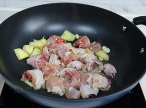 锅烧热之后，倒入适量花生油，把大蒜、生姜煸炒香，接着倒入鸡肉炒至焦黄、放入香菇翻炒。