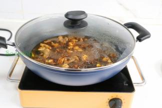 盖上盖子，旺火煮沸之后，转小火焖20分钟，中途可以翻转一二次，让鸡肉有酱汁完美结合。