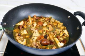 加300ml饮用水，旺火煮沸。