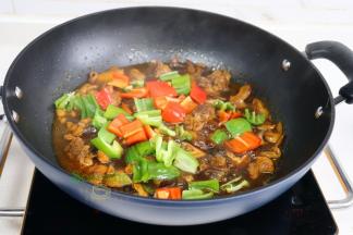 开盖，转为旺火，放红辣椒、青椒、非常均匀。辣椒很快炒熟，入味。