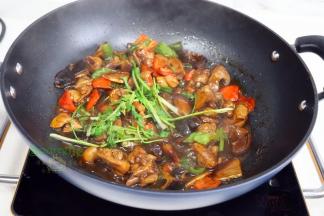 旺火收汁，汤汁变少，放香菜，翻炒均匀即可，香喷喷，很美味，锅里要留有少许汁，不要全部烧干，这个菜汁拌饭，很香很好吃。