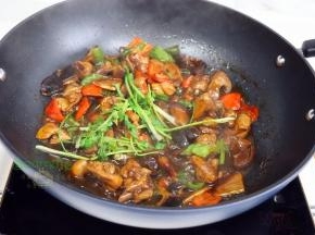 旺火收汁，汤汁变少，放香菜，翻炒均匀即可，香喷喷，很美味，锅里要留有少许汁，不要全部烧干，这个菜汁拌饭，很香很好吃。