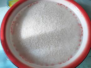 糯米淘洗几遍，然后浸泡五六个小时。