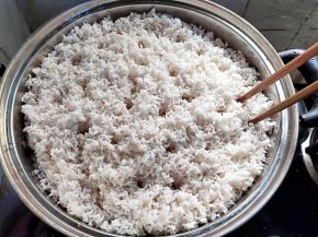 蒸笼里垫上笼布，然后自然地倒入糯米，用筷子轻轻扒平，扎一些洞透气。等水烧开后再上笼开始蒸。注意，倒入糯米后不要震动，不要让糯米压实了，要自然的松松的状态，不然蒸不熟。