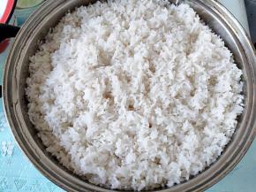 将冲凉的糯米滤干水。不需要滤很干，不滴水就行。