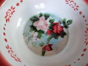 容器要干净无油无水的。先撒一点酒曲。