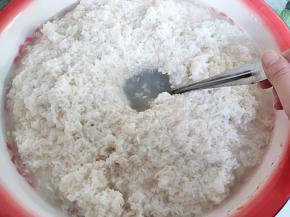 温度合适的话，第三天就可能出酒了，温度低，时间会延长一点。酒酿出来后，用勺子将酒水均匀地在糯米表面淋一遍，盖上，放一边静置几小时，然后就可以分装了。