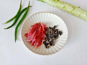 准备需要的食材。