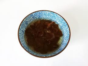 黑木耳加温水泡发。