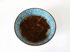 黑木耳加温水泡发。