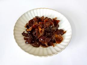 浸泡好的木耳清洗干净，撕小块备用。