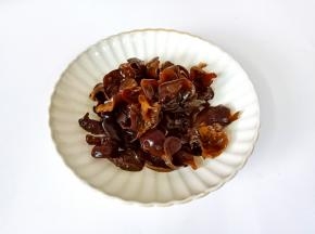 浸泡好的木耳清洗干净，撕小块备用。