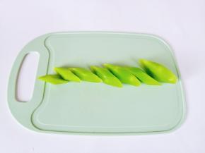 莴笋洗净削皮，切成斜块。