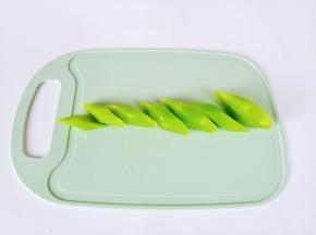 莴笋洗净削皮，切成斜块。