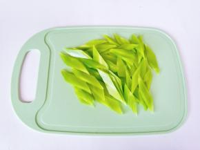 这样切好的段再切成菱形片。