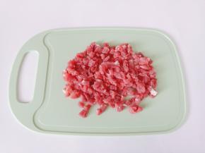 牛肉切片再切成丁状。