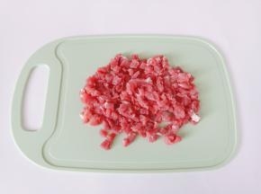 牛肉切片再切成丁状。