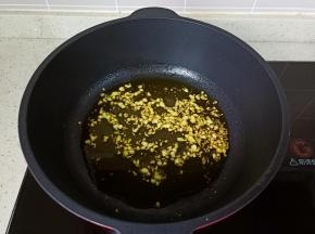 热锅凉油将蒜泥爆香。