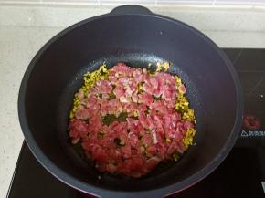 下牛肉丁开大火爆炒片刻。