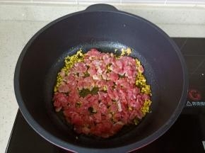 下牛肉丁开大火爆炒片刻。