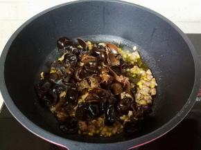 放入木耳继续爆炒一分钟左右。