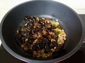 放入木耳继续爆炒一分钟左右。