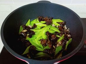 最后放入切好的莴笋片。