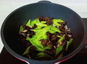 最后放入切好的莴笋片。