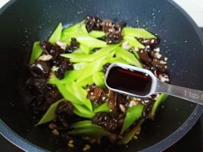 加生抽、料酒各一勺。