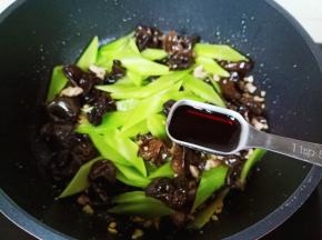 加生抽、料酒各一勺。