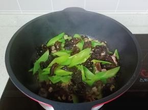 开大火翻炒均匀即可关火。