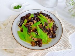 简单又美味的莴笋炒木耳就做好啦。