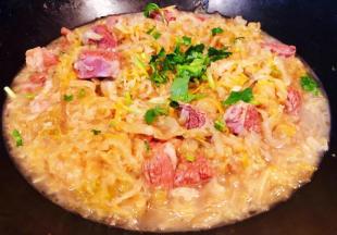 炖至酸菜熟透放入盐和味精完全入味撒上香菜即可出锅享用