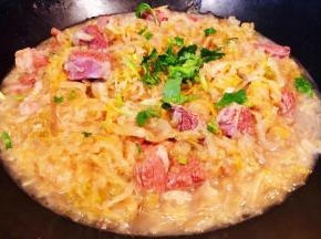 炖至酸菜熟透放入盐和味精完全入味撒上香菜即可出锅享用