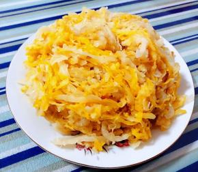 腌渍好的酸菜泡好洗净切成丝状