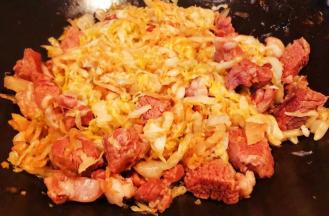 放入酸菜炒至酸菜微微变软