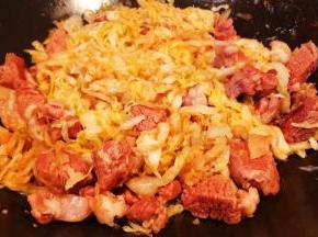 放入酸菜炒至酸菜微微变软