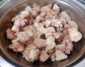 焯好水的羊肉立即放人冷水中过凉多冲洗几遍