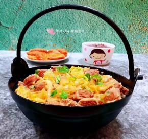 寒冷的冬季来上一份热气腾腾的羊肉炖酸菜是最好不过的选择