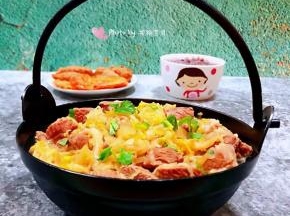 寒冷的冬季来上一份热气腾腾的羊肉炖酸菜是最好不过的选择