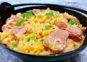 羊肉炖酸菜装入容器中就大功告成了