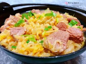 羊肉炖酸菜装入容器中就大功告成了