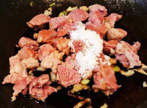 另起锅放入底油加热放入葱蒜爆香放入羊肉和调味料一品鲜酱油、糖